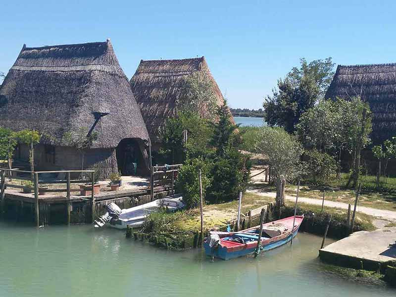 C’è un luogo dove la terra finisce e l’acqua inizia a raccontare storie.